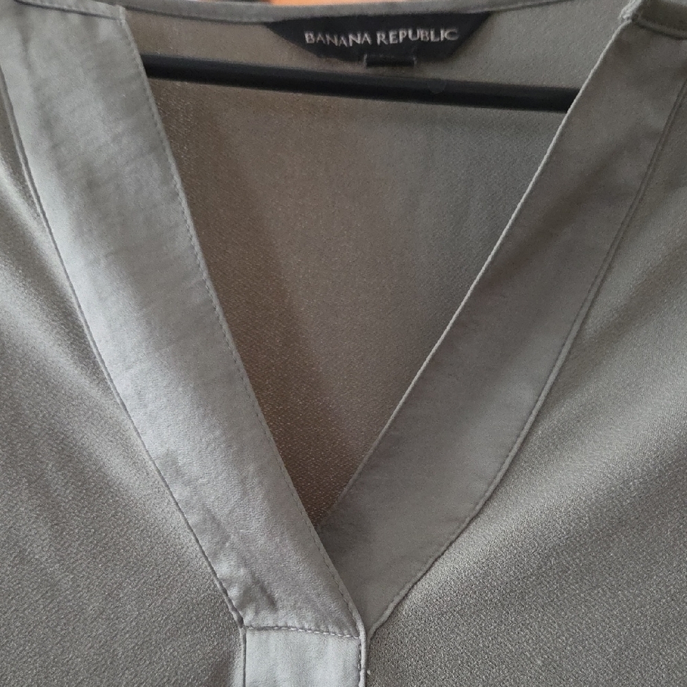 Banana Republic Olive V-Neck Blouse - Picture 4 of 5
